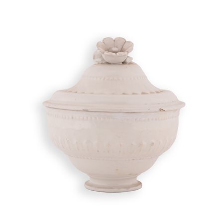 Manifattura Ginori del XIX secolo ( - ) 
Zuppiera in maiolica con decori naturalistici a rilievo (pomo a melograno) 
 cm 25x20