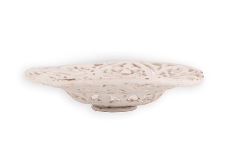 Manifattura di Faenza del XVIII secolo ( - ) 
Crespina in maiolica a fondo bianco e traforata a formare motivo geometrico.  
 Ø cm 31,5; altezza cm 8