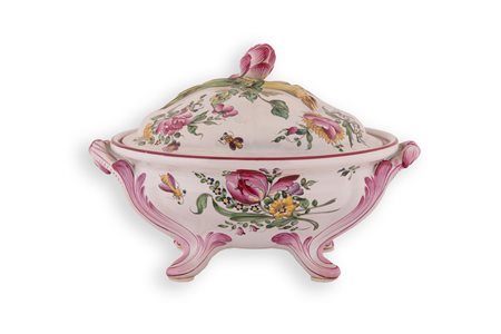 Manifattura di Sceaux della metà del XVIII secolo ( - ) 
Zuppiera in maiolica decorata con elementi naturalistici a rilievo e con mazzetti di fiori sparsi, dipinti sul coperchio e sulla base. 
 Ø cm 24; altezza cm 17,5