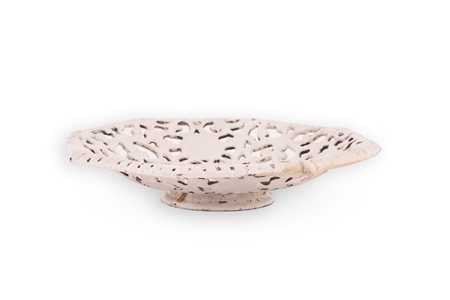 Manifattura di Faenza del XVIII secolo ( - ) 
Crespina in maiolica a fondo bianco, di forma ottagonale e traforata a formare motivo geometrico.  
 Ø cm 30; altezza cm 5,5