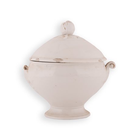 Manifattura castellana del XIX secolo ( - ) 
Zuppiera in maiolica decorata con elementi naturalistici (fiore e frutto) a rilievo. 
 cm 26,5x22,5