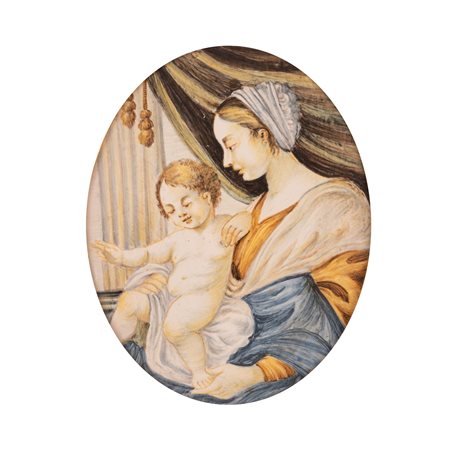 Candeloro Cappelletti (Castelli, 1689 - Castelli, 1772) 
Mattonella ovale in maiolica raffigurante la Madonna con il Bambino Gesù 
 cm 23x15
