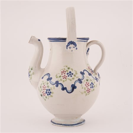 Manifattura di Rapino attiva nei primi decenni del XX secolo ( - ) 
Brocchetta in maiolica decorata con fiori ed elementi stilizzati. 
 cm 33,5x19,5