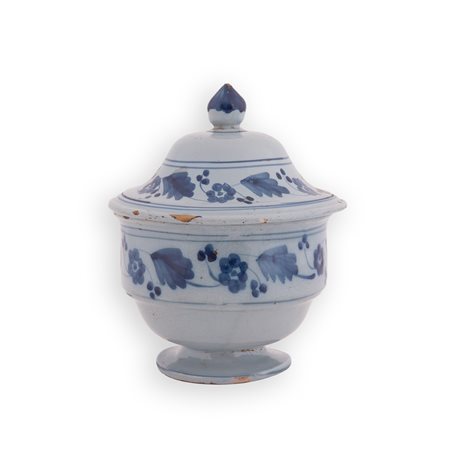 Manifattura castellana della fine del XVIII secolo ( - ) 
Zuppiera in maiolica a fondo berrettino decorata con motivi floreali. Coperchio con presa blu.  
 con coperchio cm 20x15; senza coperchio cm 12x15
