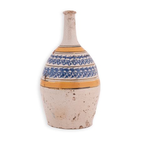 Manifattura di Bussi sul Tirino del XIX secolo ( - ) 
Bottiglia in maiolica a fondo bianco. Corpo ovoidale decorato con fasce gialle e motivo vegetale in blu realizzato in spugnetta 
 altezza cm 30