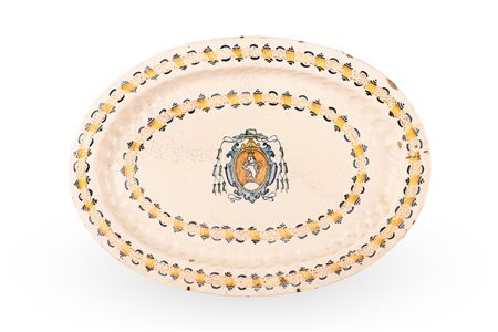 Manifattura castellana della seconda metà del XVI secolo ( - ) 
Vassoio in maiolica a gran fuoco, corpo ovale, tesa baccellata, decorato nello stile compendiario con stemma vescovile entro doppia ghirlanda stilizzata. 
 cm 35,5x50