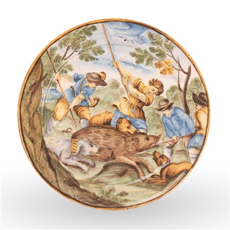 Manifattura castellana del XVIII secolo ( - ) 
Piatto in maiolica decorato in policromia con scena di caccia al cinghiale, tratta dalle incisioni di Antonio Tempesta 
 Ø cm 18,5
