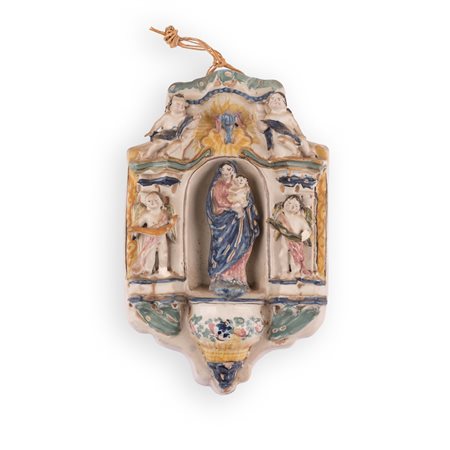 Manifattura castellana attiva tra la fine del XVIII e la prima metà del XIX secolo ( - ) 
Acquasantiera in maiolica decorata con elementi a rilievo e l'effigie della Madonna con il Bambino 
 cm 25x16