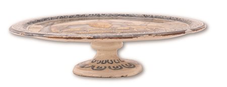 Francesco Angelo Grue (e bottega) (Castelli , 1618 - Castelli, 1673) 
Alzata in maiolica decorata con la figura di una amazzone ultimo quarto del XVII secolo
 Ø cm 25,7