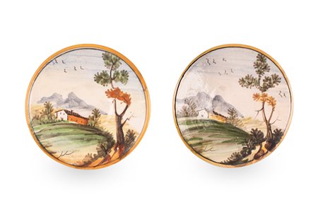 Manifattura Fuina, Giulianova inizi XX secolo ( - ) 
Coppia di piattini decorati con paesaggi alberati e case.  
 a) Ø cm 12; b) Ø cm 11