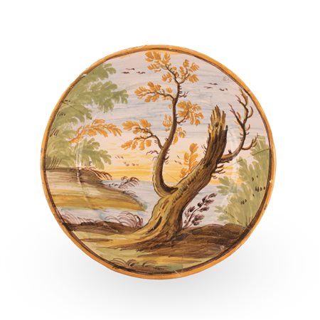 Manifattura castellana del XVIII secolo ( - ) 
Piattello decorato con un tronco d'albero in un paesaggio 
 Ø cm 18
