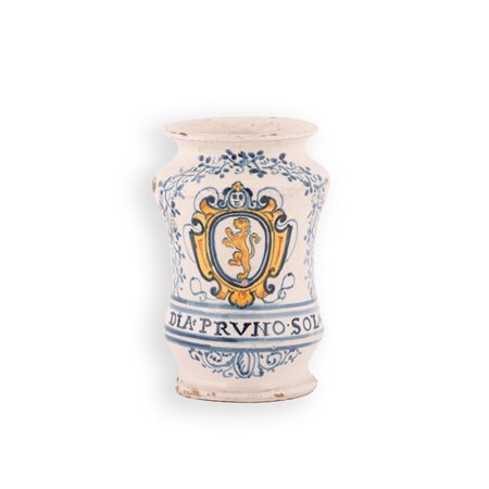 Manifattura castellana del XVII secolo ( - ) 
Albarello in maiolica decorato con uno stemma gentilizio racchiuso da una ghirlandina compendiaria 
 cm 16x9