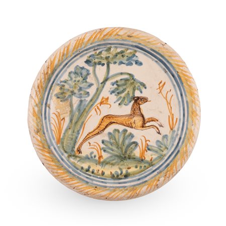 Manifattura dell'Italia meridionale attiva tra l'ultimo quarto del XVII ed il primo del XVIII secolo ( - ) 
Alzatina in maiolica decorata con animale stante in uno scorcio di paesaggio 
 Ø cm 17
