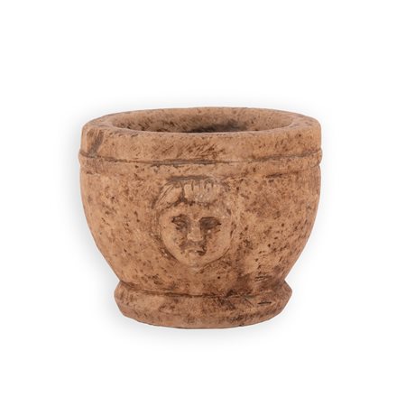  
Antico mortaio con due teste maschili a rilievo 
 cm 12,5x15