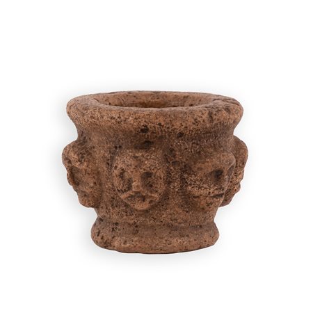  
Antico mortaio con teste maschili a rilievo 
 cm 11x13,8