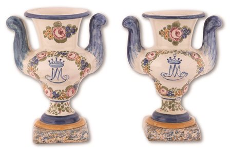 Angelo Maria Celli (Castelli, 1792 - Castelli , 1872) 
Coppia di vasi da altare in maiolica recanti monogramma mariano coronato, incorniciato da una ghirlandina fiorita 
 cm 17x13,5
