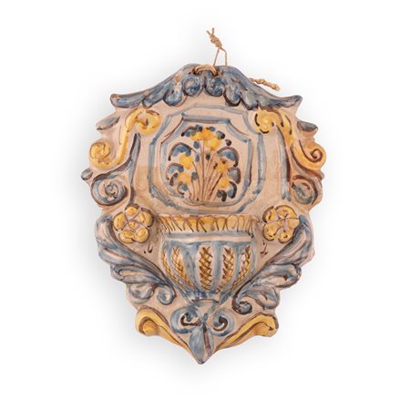 Manifattura castellana attiva tra il secondo ed il terzo quarto del XVII secolo ( - ) 
Acquasantiera con decorazione a fiori gialli e blu 
 cm 24x20,5