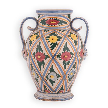 Manifattura castellana del XIX secolo ( - ) 
Anfora biansata in maiolica decorata in policromia a motivi geometrici, romboidali in blu e ocra con all'interno fiori nei toni del giallo, rosso e azzurro 
 cm 30x25