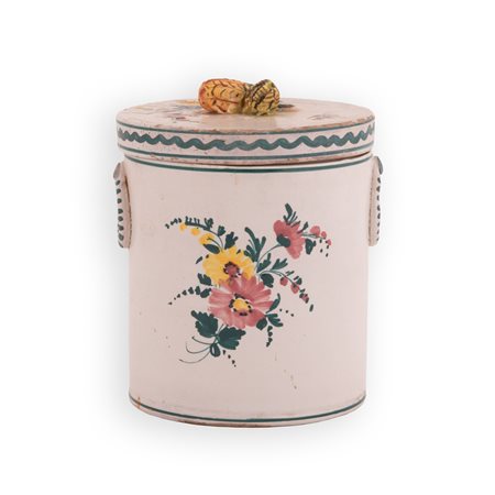 Manifattura castellana del XX secolo ( - ) 
Biscottiera in maiolica decorata in policromia con tipico fiore castellano.  Presa a forma di pannocchia.  
 cm 16x15