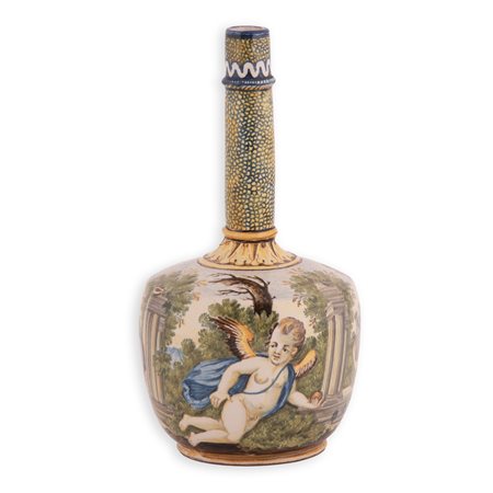 Manifattura abruzzese del secolo XIX ( - ) 
Bottiglia in maiolica dipinta in policromia, forma arrotondata con spalla molto piana e collo cilindrico portato alto, base appena sottolineata 
 altezza cm 27