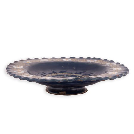 Bottega di Orazio Pompei, Castelli, fine XVI secolo ( - ) 
Crespina turchina in maiolica 
 Ø cm 21,5; altezza cm 3,5