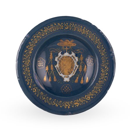 Bottega di Orazio Pompei, Castelli, inizi XVII secolo ( - ) 
Piatto turchino in maiolica decorato in oro bianco con l'arma vescovile Farnese 
 Ø cm 23