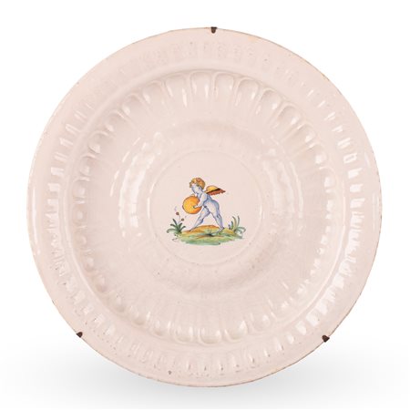 Manifattura di Faenza attiva nel XVII secolo ( - ) 
Piatto da parata in maiolica decorato nello stile compendiario, baccellato, con al centro del cavetto figura di putto 
 Ø cm 42