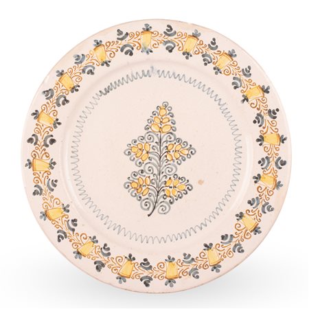 Manifattura castellana della prima metà del XVII secolo ( - ) 
Piatto in maiolica decorato nello stile compendiario nei toni del giallo e del blu. Nel cavetto è rappresentato un grande racemo vegetale.  
 Ø cm 29