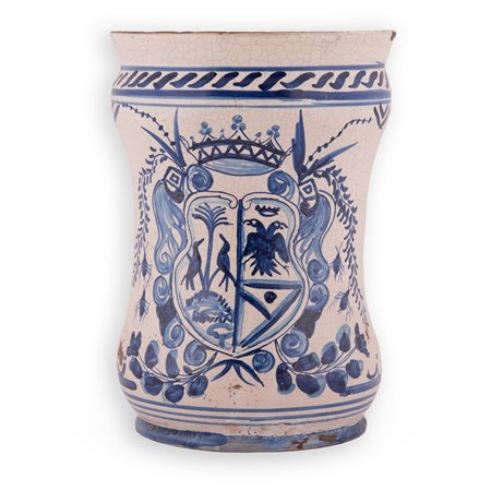  
Albarello in maiolica decorato in monocromia blu con stemma gentilizio sormontato da corona marchionale 
 cm 27x19,5