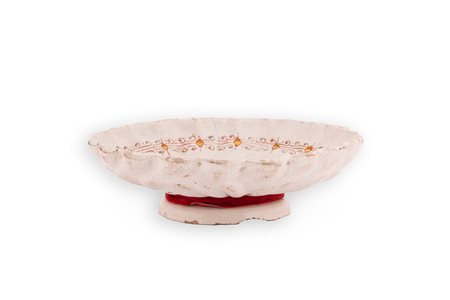  Coppa Deruta con corpo baccellato. Decorazione nello stile compendiario con putto alato nell'atto di suonare la tromba.  prima metà del XVII secolo
Maiolica a gran fuoco in policromia Ø cm 24; altezza cm 7