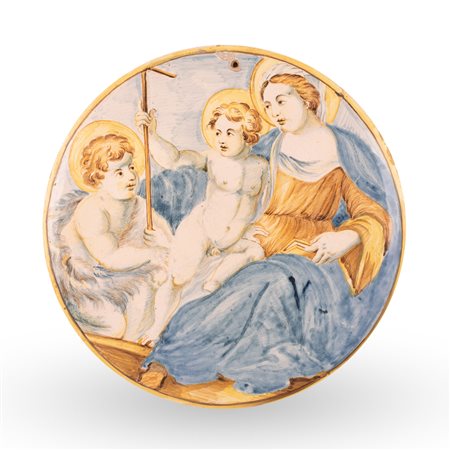 Manifattura castellana del XVIII secolo ( - ) 
Tondo in maiolica decorato in policromia con Madonna, Gesù Bambino e San Giovannino. Filettatura in giallo e manganese sul bordo. 
 Ø cm 26