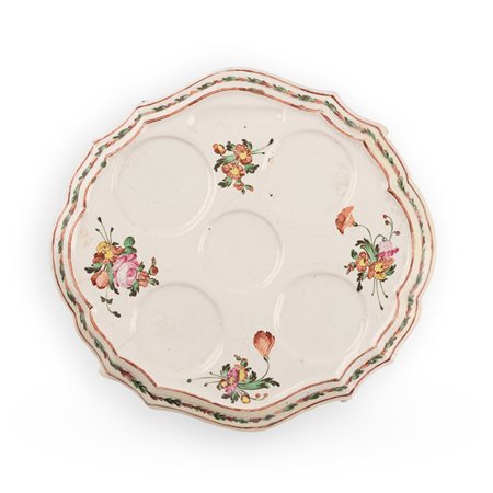 Gesualdo Fuina (Castelli, 1755 - Castelli, 1822) 
Base di un servito da  scrittoio decorata a "terzo fuoco", sulla fascia esterna con un motivo a foglioline e sopra il piano da mazzetti di fiori.  
 cm 25x26