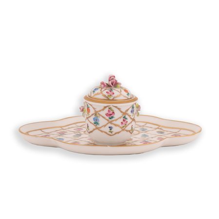 Manifattura di Limonges, inizi XX secolo ( - ) 
Calamaio a fondo bianco decorato in policromia con motivi vegetali, romboidali in giallo oro contenenti mazzetti di fiori. Bordatura mossa filettata in giallo oro.  
 cm 8x20