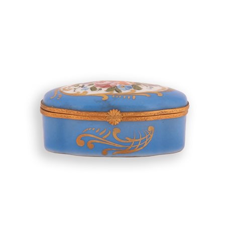 Manifattura di Limonges, inizi XX secolo ( - ) 
Scatola portapillole ovale a fondo blu. Sul coperchio decorazione policrome con mazzetto di fiori inscritto in volute vegetali in giallo oro.  
 cm 3x9