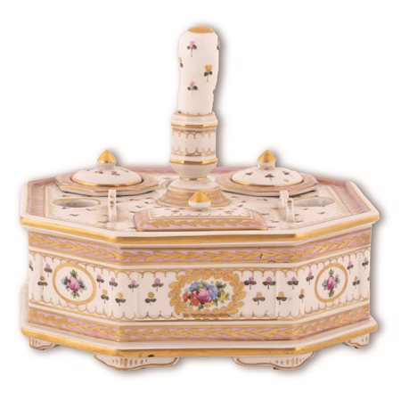 Manifattura Dresda del XIX secolo ( - ) 
Servizio da scrittoio in porcellana finemente decorato con minuti motivi floreali policromi ed in oro. Pennino in osso inciso.  
 cm 13x18,5