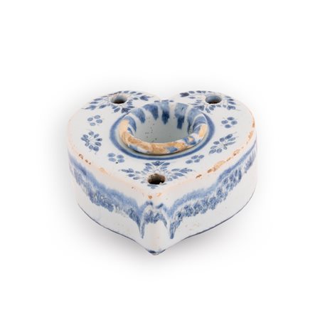Manifattura francese ( - ) 
Calamaio in maiolica a forma di cuore con decorazione floreale nei toni del blu. XVIII secolo
 cm 4x10x11