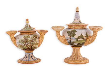 Manifattura castellana della prima metà del XX secolo ( - ) 
Coppia di candelieri in maiolica decorati con paesaggi e case. Corpo globulare da cui si dipartono tre bracci. 
 a) senza coperchio altezza cm 16x16; b)  senza coperchio cm 19x25