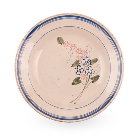 Manifattura abruzzese attiva tra il tardo XIX ed i primi del  XX secolo. ( - ) 
Piatto in maiolica decorato con motivi floreali 
 Ø cm 31,5