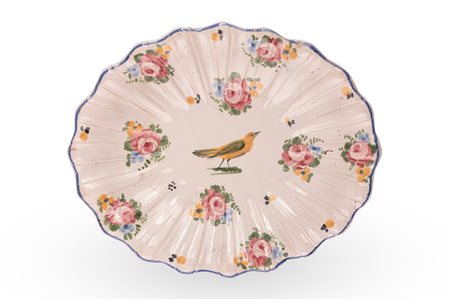 Manifattura castellana o abruzzese attiva nella prima metà del XIX secolo. ( - ) 
Vassoio in maiolica decorato mazzetti di fiori sparsi ed un uccellino 
 cm 5x25,5x31