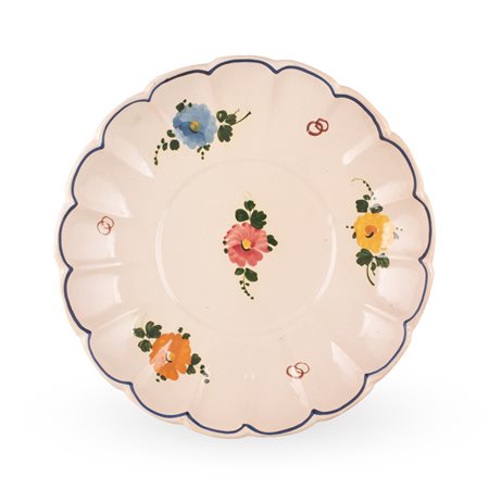 Manifattura castellana del XX secolo ( - ) 
Vassoio nuziale in maiolica di forma lobata decorato in policromia con fiori colorati e doppi anelli nuziali beneauguranti.  
 Ø cm 32