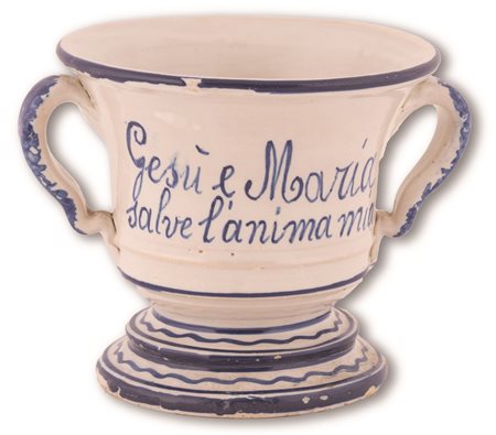 Manifattura dell'Italia meridionale del XIX secolo ( - ) 
Coppa biansata in maiolica decorata con l'iscrizione: "Gesù lumen de' Grazie ". 
 cm 13x18