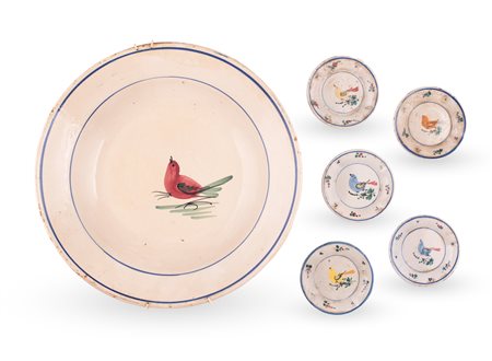 Manifattura castellana del XIX secolo ( - ) 
Grande piatto da portata e 5 piattini in maiolica a fondo bianco decorati in policromia. Al centro del cavetto figura di uccello. 
 Ø cm 37,5; Ø cm 10,5