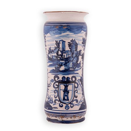 Manifattura campana del XVIII secolo ( - ) 
Albarello in maiolica decorato in monocromia blu con un paesaggio agreste ed uno stemma gentilizio. Iscrizioni: B. P. A., sul retro dell'oggetto 
 cm 33x13,5