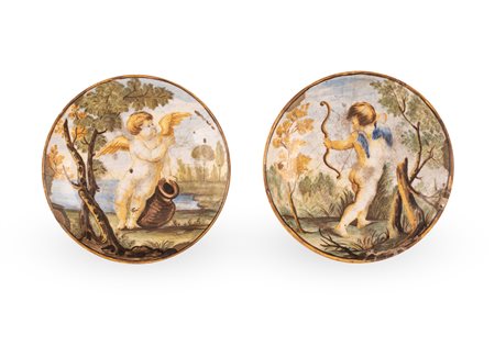 Manifattura castellana del XIX secolo ( - ) 
Coppia di piattini in maiolica decorati in policromia con rispettivamente un amorino poggiato ad un grande vaso e un amorino con arco in paesaggi. 
 Ø cm 14,5