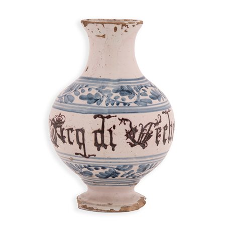 Manifattura di Faenza del XVII secolo ( - ) 
Bottiglia in maiolica monocroma blu a motivo floreale. Sulla fascia centrale cartiglio in caratteri gotici in bruno manganese "verbena" 
 altezza cm 23