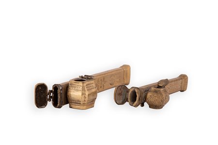 Manifattura iberica della seconda metà del XIX secolo ( - ) 
Due calamai da viaggio in ottone dorato e intarsiato con astuccio porta penne e porta inchiostro 
 cm 23x4,5