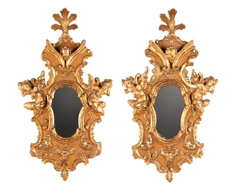 Manifattura dell'Italia del nord del XVIII secolo ( - ) 
Due specchiere a ventola  
Legno intagliato, laccato e dorato cm 98x56