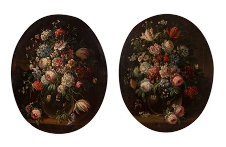 Pittore Francese del XIX secolo ( - ) 
Coppia di nature morte di fiori in cornice laccata 
olio su tela ovale cm 80x66; con cornice cm 90x73