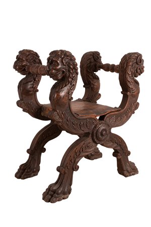 Manifattura italiana della seconda metà del XIX secolo ( - ) 
Faldistorio in stile eclettico con appoggi intagliati a teste leonine e piedi ferini 
 cm 104x90x60