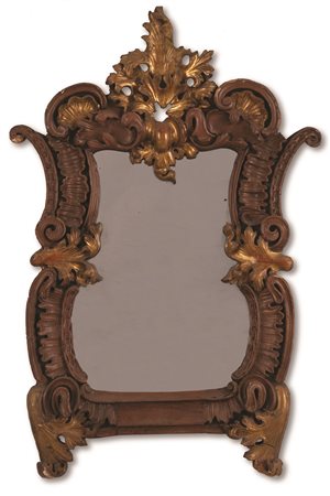 Manifattura dell'Italia meridionale del XIX secolo ( - ) 
Specchiera ovale in legno intagliato e dorato  decorata con volute rocaille ed elementi fitomorfi.  
 luce cm 58x42; specchiera cm 108x74